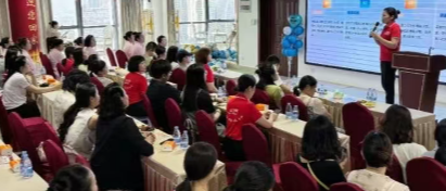 专业与温情碰撞！女王智慧6月父亲节月嫂见面会火热收官
